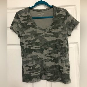 Women’s camo tshirt. Size S